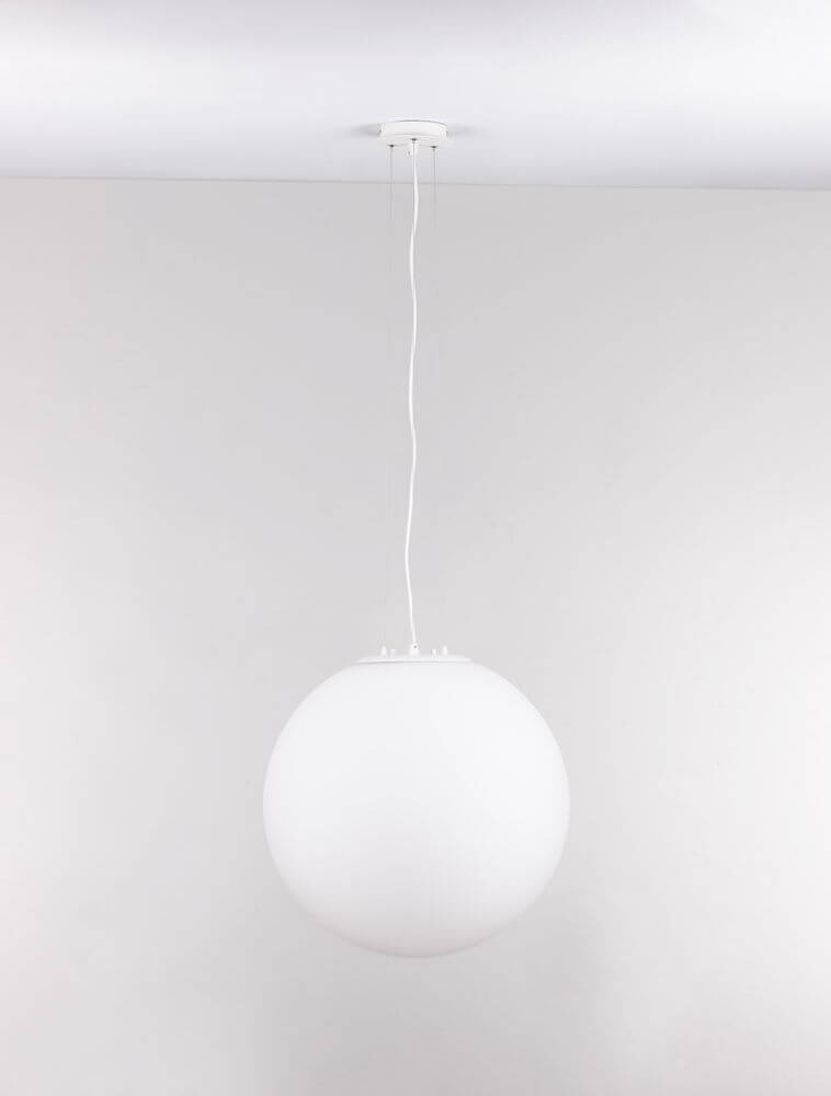 Alt Tag: Nevoso Pendelleuchte E27 Weiß hängend, runde matte Kugel, weiches blendfreies Raumlicht, dimmbar empfohlen