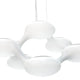 Moderne Cosmo LED Pendellampe in Weiß, Ø 160cm, mit transparenten Zuleitungen und Aluminium-Baldachin.