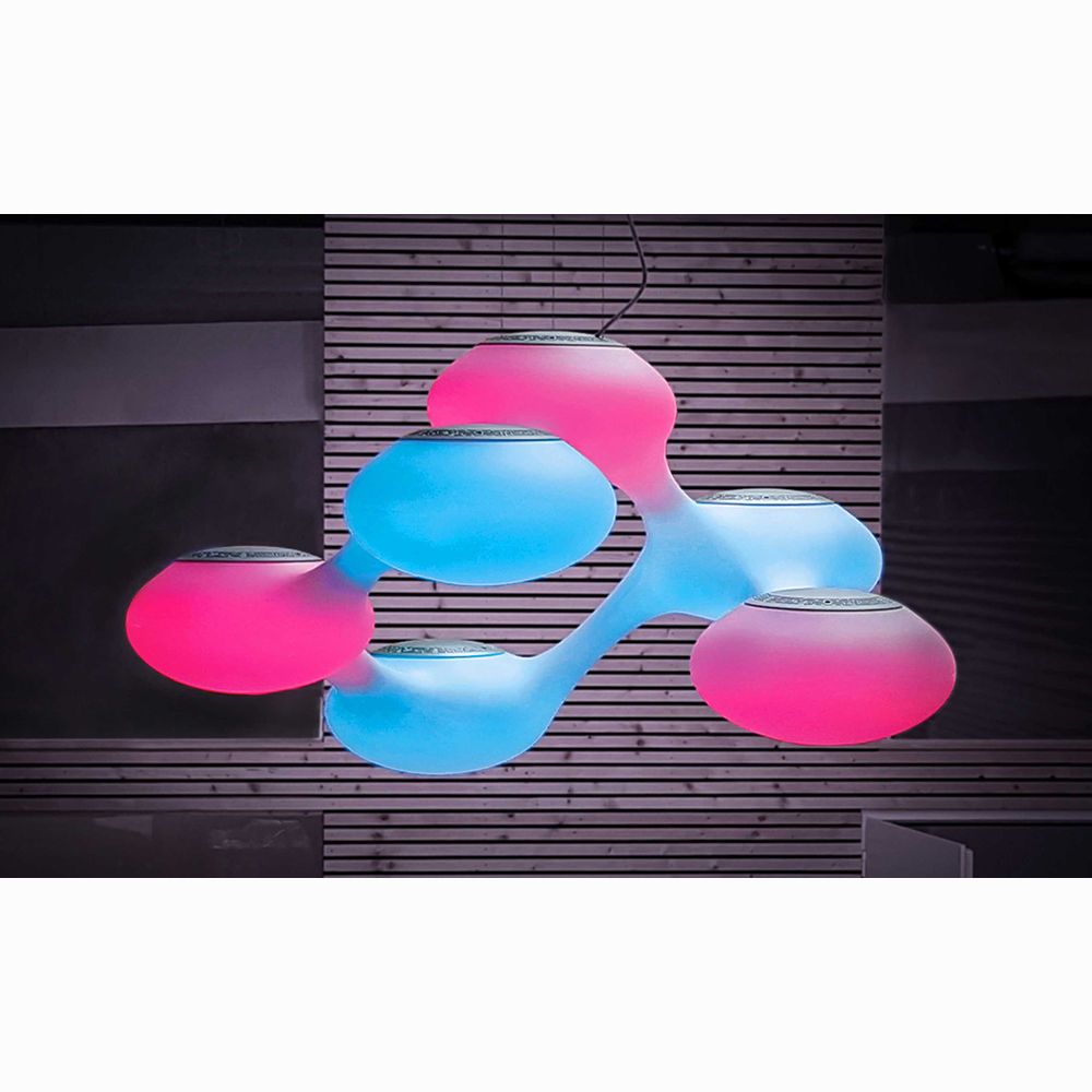 Moderne Cosmo XXL LED Pendelleuchte in Pink und Blau, dimmbar und pendelbar, aus hochwertigem Kunststoff.