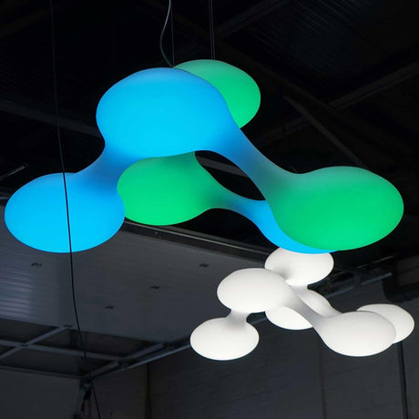 Cosmo XXL LED Pendelleuchte Dimmbar in modernem Design mit bunten Lichtakzenten.