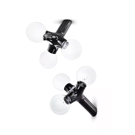 DNA Single-3 lampada da soffitto e da parete nera con tre sorgenti luminose in design moderno.