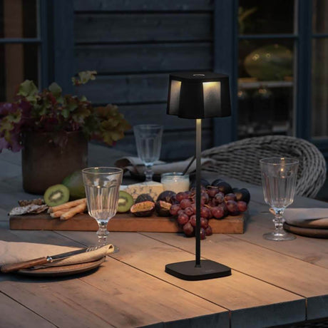 Nice LED Outdoor USB-Tischlampe CCT auf einem Tisch im Freien, ideal für stimmungsvolle Abende.