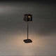 Nice LED Outdoor USB-Tischlampe CCT in Schwarz mit dimmbarem Licht auf einem schlichten Untergrund.