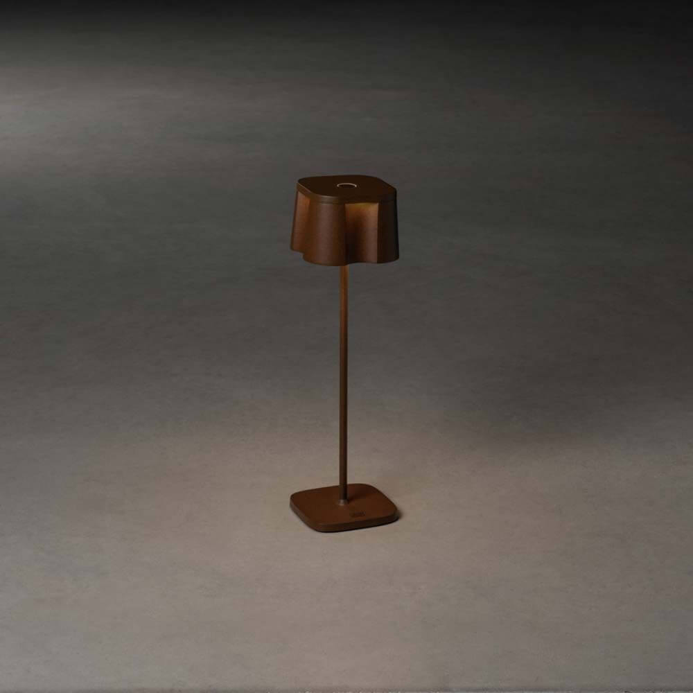 Nice LED Outdoor USB-Tischlampe CCT in Rostfarbe, dimmbar und mit variabler Farbtemperatur.