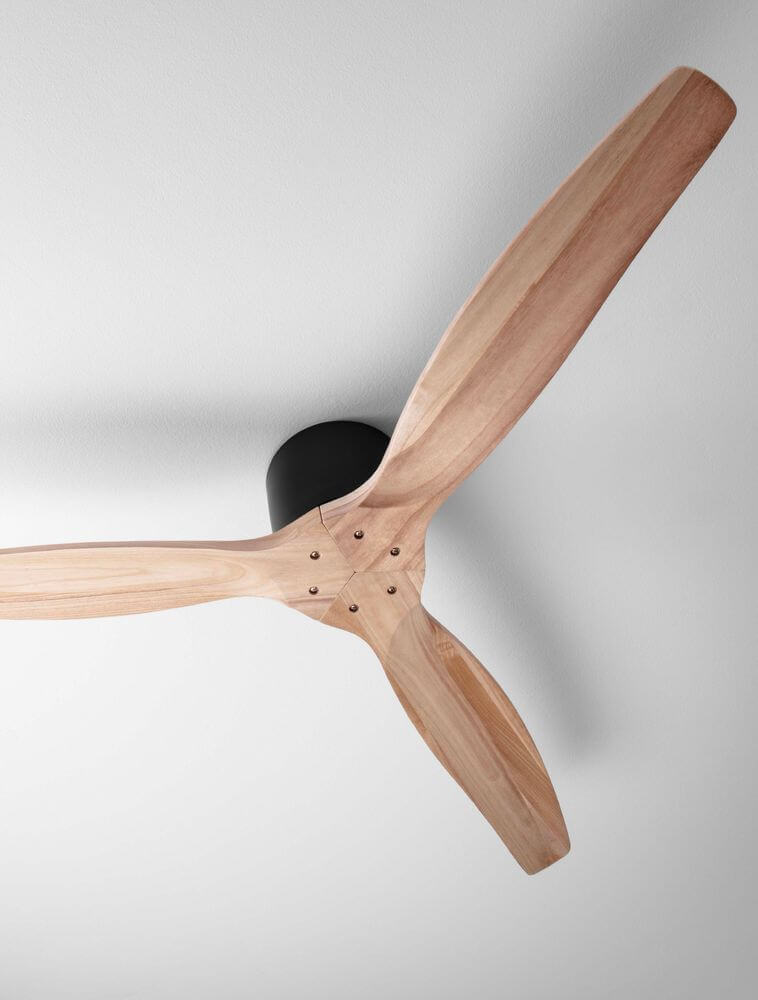 Ninemia Ventilator Ohne Beleuchtung Ø 132cm mit Holzflügeln in dunkler Holzfarbe und robustem Gehäuse aus Sandy Black Metal.