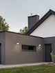 Nobu LED Außenwandleuchte 3000K Schwarz IP65 an modernem Haus mit grauer Fassade.