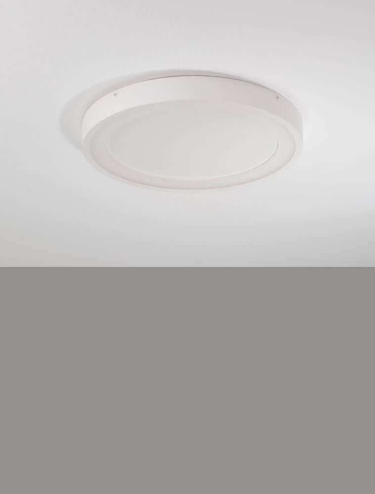 Nodi LED Deckenleuchte Ø 45cm 3000K in mattem, sandweißem Aluminium mit opalen Acrylflächen.