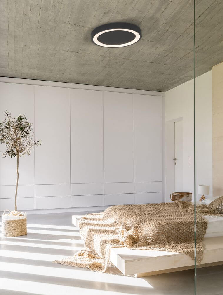 Nodi LED Deckenleuchte Ø 45cm 3000K in modernem Schlafzimmer mit warmem Licht.