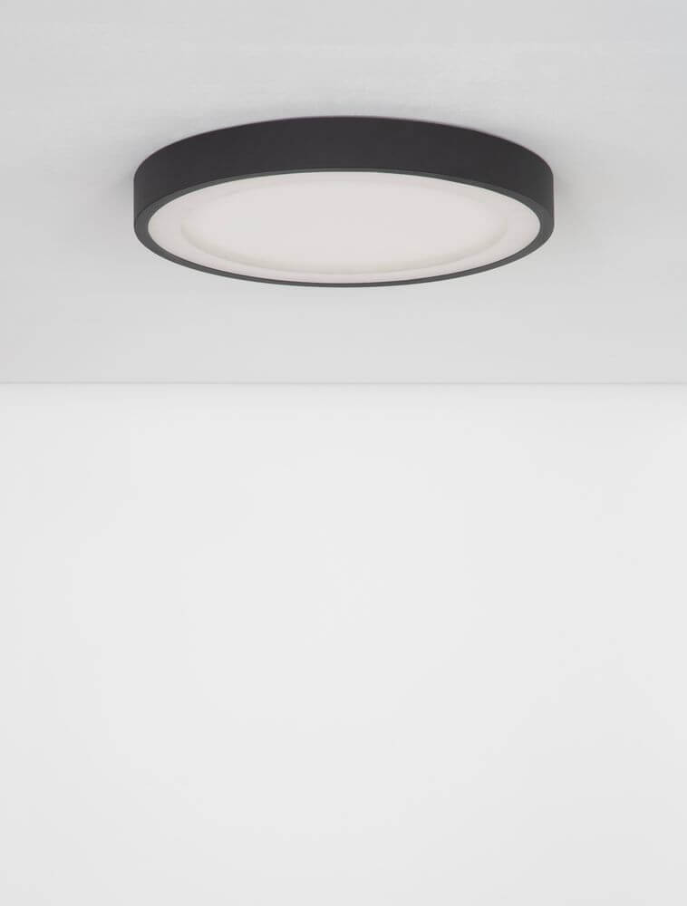 Nodi LED Deckenleuchte Ø 45cm 3000K in mattem schwarz mit opalen Acrylflächen.