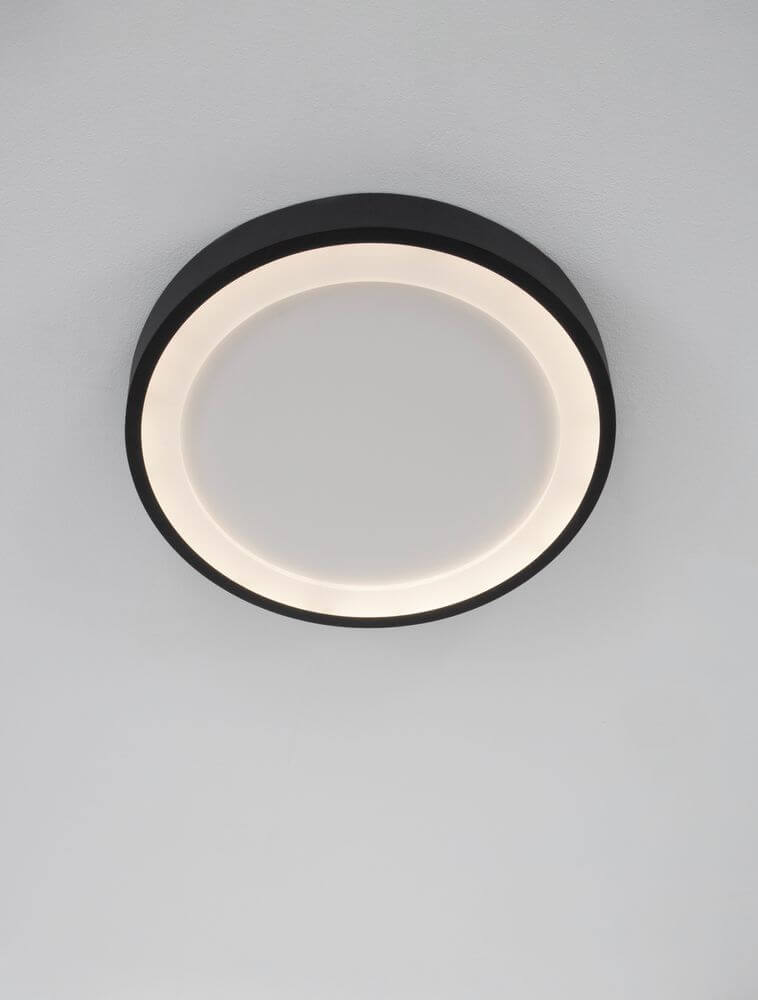 Nodi LED Deckenleuchte Ø 45cm 3000K in mattem Schwarz an Decke montiert.