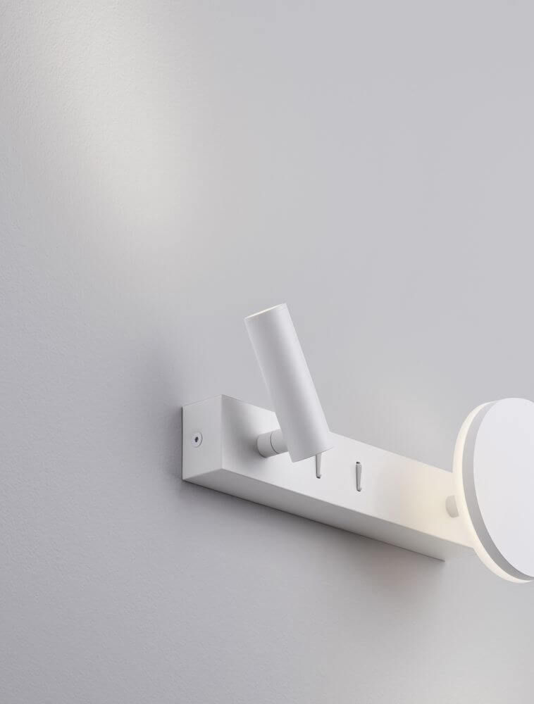 Noima Wandleuchte 2-flammig 3000K Weiß an einer Wand montiert, modernes Design in Weiß.