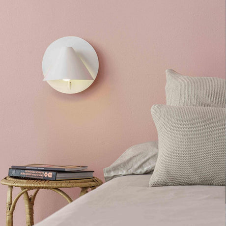 Noon wall light white on a pink wall, ideal as a modern reading and accent light in the bedroom.