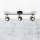 3er-Spot Lotus Schwarz, Messing an einer Decke mit schwarzem und poliertem Messing-Design.