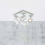 Spot à 4 lampes Frida blanc avec base carrée et spots orientables pour une lumière agréable.