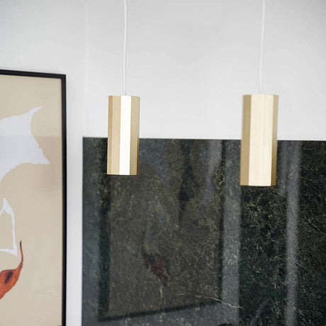 Alanis Pendelleuchte in goldener Ausführung, minimalistische Designpendelleuchten, modernes Wohnambiente.