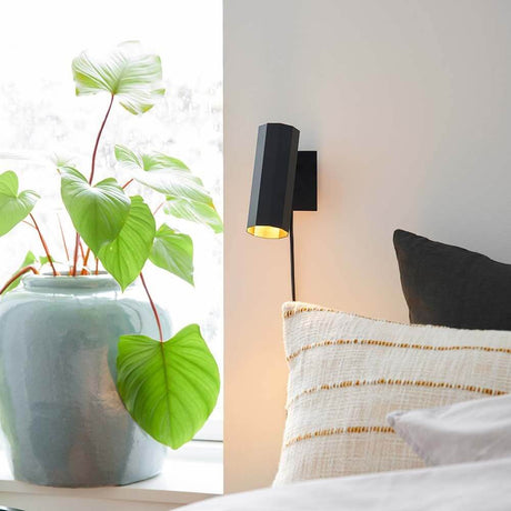 Alanis Wand Strahler an einer Wand neben einer Zimmerpflanze und einem Bett