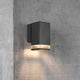 Außen-Wandlampe Elm IP44 Schwarz, Klar an einer Wand montiert mit warmem Licht.