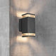 Außen-Wandleuchte Elm IP44 Schwarz, Klar an einer Betonwand, modernes Design mit warmem Licht.