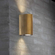 Outdoor wall light Canto Maxi 2 IP44 brass on a concrete wall, minimalist and stylish.