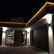 Außenwandlampe Canto Maxi 2 IP44 Seaside Schwarz beleuchtet Eingangsbereich eines modernen Hauses.