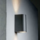 Außenwandlampe Canto Maxi 2 IP44 Seaside Schwarz an einer Wand installiert, stilvolles Design in Schwarz.