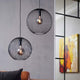 Beroni Hängeleuchte aus schwarzem Metall mit ovalen Drahtkugeln und dekorativen Leuchtmitteln für minimalistisches Design.