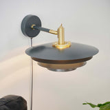 Bretagne Wandleuchte Ø 30cm aus Metall mit geschichtetem Lampenschirm für blendfreies Licht und gemütliches Ambiente.