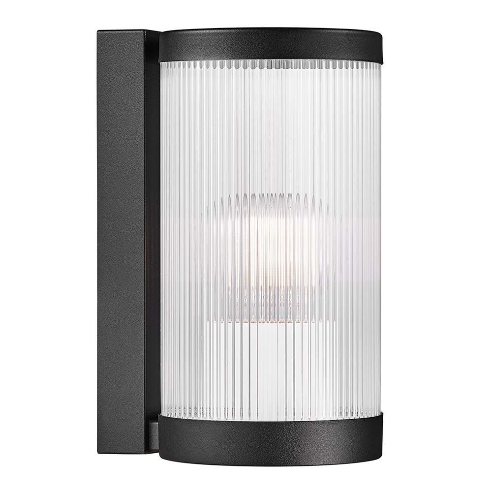 Coupar Außenwandleuchte mit geripptem Diffusor und modernem Design von Says Who für behagliches Licht.