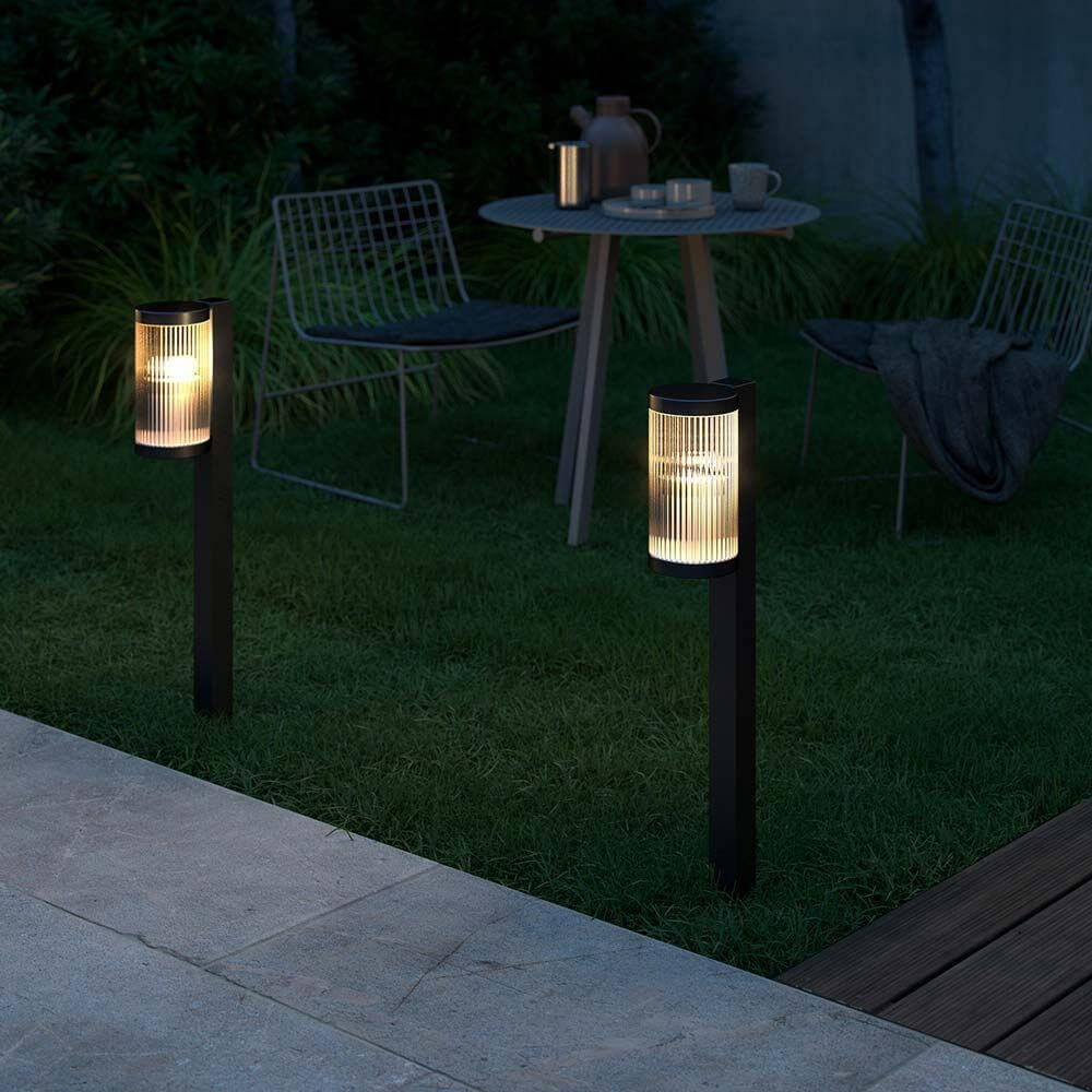 Coupar Pollerleuchte IP54 im Garten, moderne Laterne mit sanftem Licht und klarem Design.