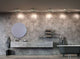 Moderne Badezimmeransicht mit LED Deckenlampe Kaito Pro Ø 40cm, grauen Wänden und eleganter Badewanne.