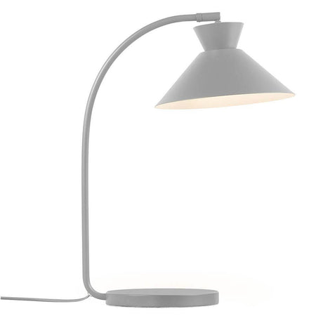 Dial bordlampe i moderne skandinavisk design med åpen skjerm og buet stang.