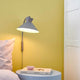 Dial Wandleuchte in modernem skandinavischem Design, perfekte Beleuchtung für ein gemütliches Schlafzimmer.