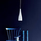 Embla Glas Pendelleuchte Weiß über einem blauen Stuhl, ideal für moderne Innenräume.