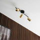 Moderne Balkenlampe mit drei verstellbaren Messinglampen, ideal für zeitgenössische Innenräume.