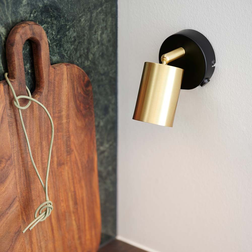 Wandspot in Messing, modernes Design, mit verstellbarem Lampenkopf für Küchenbeleuchtung.
