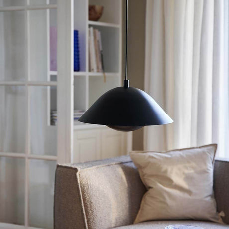 Freya Hängeleuchte in modernem Interieur über einem Sofa, mit elegantem, skandinavischem Design.