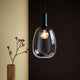 Pendellampe Alton 23 svart, røykfarget, elegant glasslampe med varmt lys og rund form.