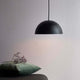 Hängelampe Ellen 30 Schwarz, minimalistisches skandinavisches Design mit breitem Lichtfeld und runder Form.