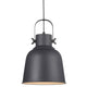 Pendelarmatur Adrian 25 svart med rustikt, industrielt design og koselig belysning.