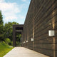 LED Außen-Wandleuchte Canto 2 IP44 Weiß an einer Holzfassade, Lichtströme dekorativ und skulptural.