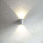 LED utendørs vegglampe Canto 2 IP44 hvit med opp- og nedlysende lysdesign på en vegg