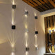 LED Außen-Wandleuchte Canto 2 IP44 Weiß an einer Wand, minimalistische und skulpturale Lichtgestaltung.