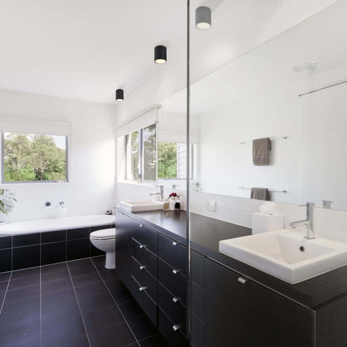 Moderne Badezimmeransicht mit LED Deckenlampe Fallon Schwarz und eleganten Möbeln.