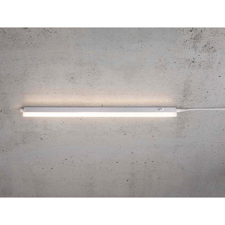 LED Lichtleiste Latona 56cm CCT Dimmbar Weiß an einer betongrauen Wand montiert.
