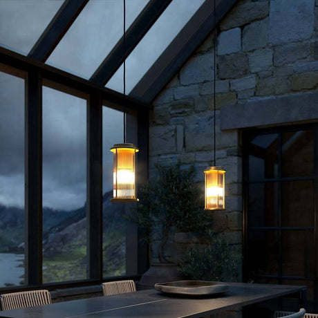 Linton Outdoor Hängeleuchte im modernen Esszimmer mit großflächigen Fenstern und natürlichem Licht.