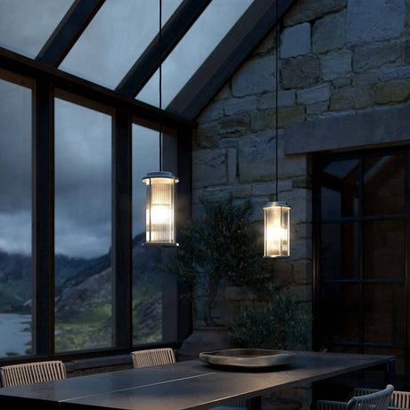 Linton Outdoor Hängeleuchte in einem modernen, eleganten Ambiente mit Steinfassade.