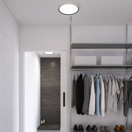 Liva Smart LED RGB Deckenleuchte in modernen Raum mit Kleiderstangen und Schuhregal.