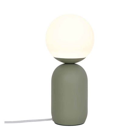 Notti Tischleuchte mit mattem Sockel und opaler Glasleuchte für skandinavisches Design.