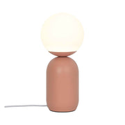 Notti Tischleuchte mit skandinavischem Design, organischer Form und opaler Glaskuppel für sanftes Licht.