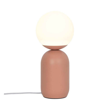 Notti Tischleuchte mit skandinavischem Design, organischer Form und opaler Glaskuppel für sanftes Licht.